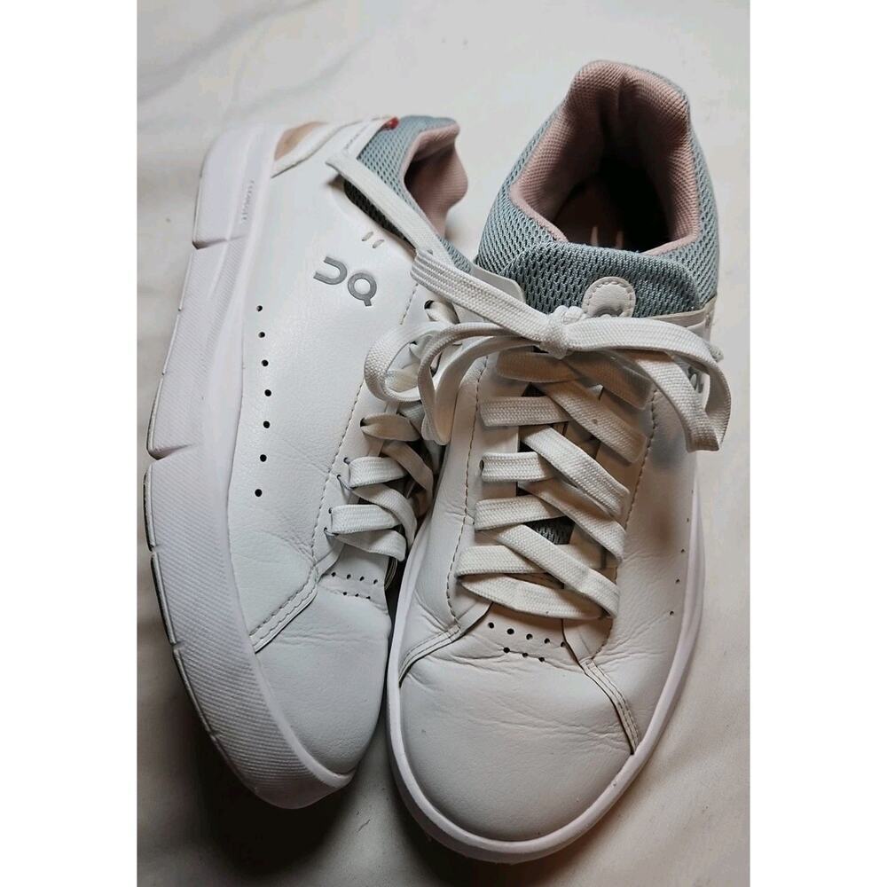 On Cloud Canvas Sneaker size Women’s 5